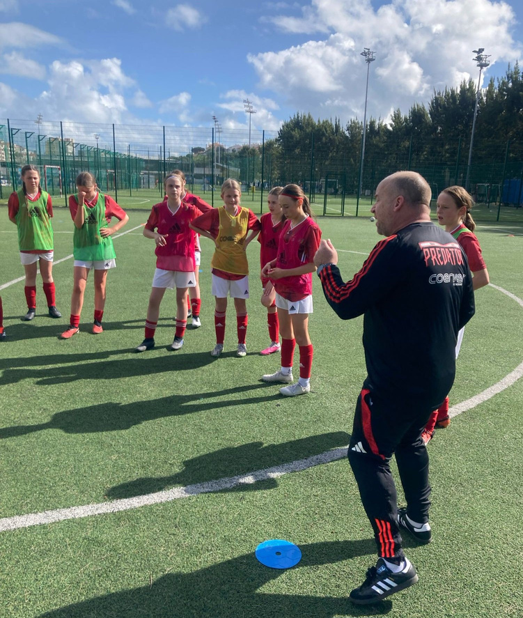 Gordon Craig Coerver Director coaching on pitch