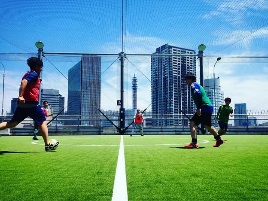 Coerver&reg; Coaching Japan roof top pitch. What a setting for training #neverfollow